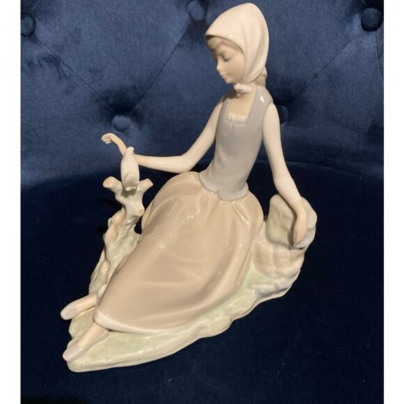 LLADRÓ Shepherdess Girl with Dove Porcelain Figurine – Hand-Made Spain, Marked - Picture 1 of 7